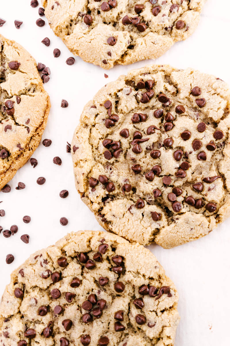 copycat hardee's chocolate chip cookies with chocolate chips