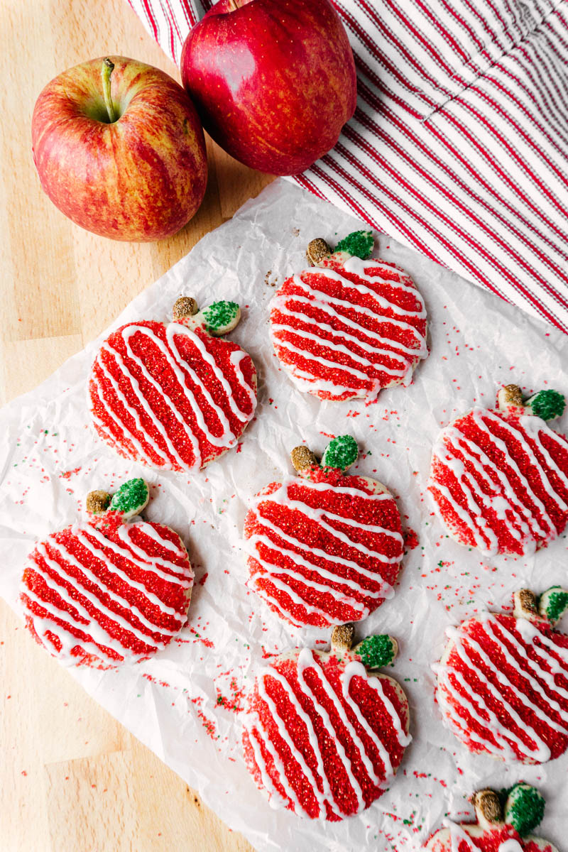 apple cinnamon cookies with towel