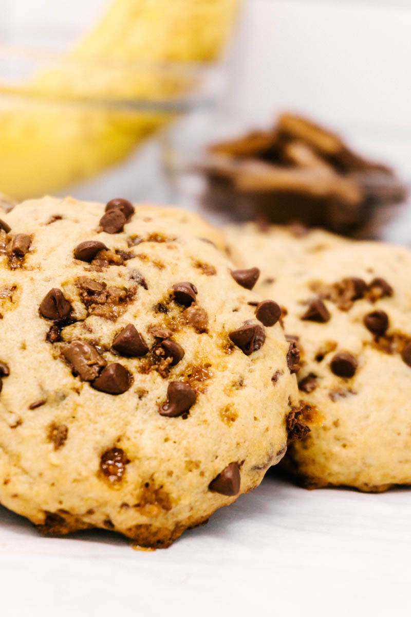 banana toffee chocolate chip cookies toppings