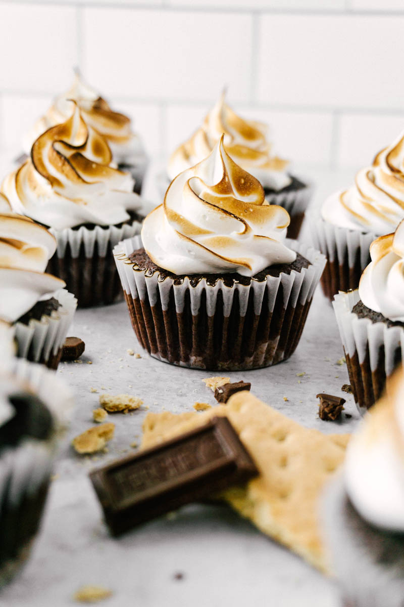 s'mores cupcakes with hershey chocolate and graham crackers on table